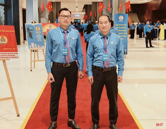 Ông Nguyễn Thế Hoàn - Phó Chủ tịch Ủy ban MTTQ tỉnh, Chủ tịch LĐLĐ tỉnh Hà Tĩnh (bên phải ảnh) và ông Nguyễn Đức Thạch - Phó Trưởng ban Công đoàn khu kinh tế tỉnh được tín nhiệm bầu tham gia BCH Tổng LĐLĐ Việt Nam khóa XIV.