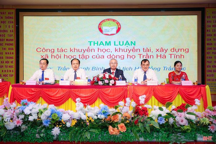 Đoàn chủ tịch điều hành đại hội.