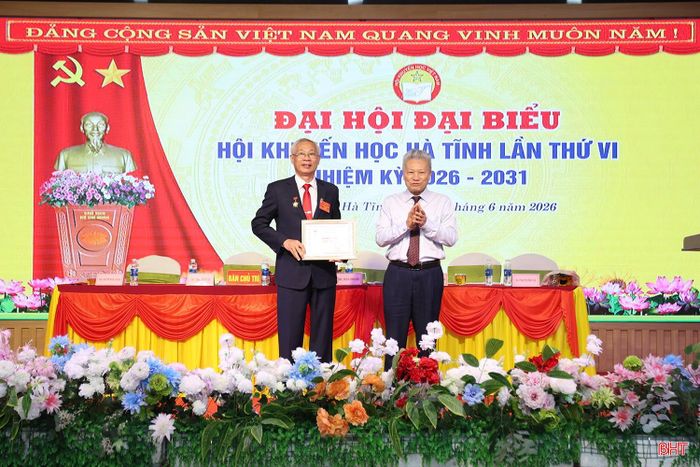 Lãnh đạo Hội Khuyến học Việt Nam trao Kỷ niệm chương “Vì sự nghiệp khuyến học” cho ông Đoàn Đình Anh vì đã có nhiều thành tích xuất sắc trong công tác khuyến học, khuyến tài, xây dựng xã hội học tập.