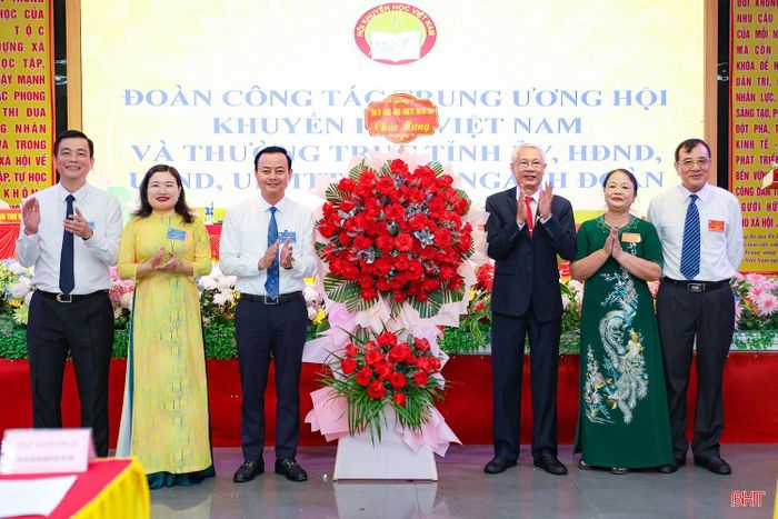 Các đồng chí lãnh đạo tỉnh tặng hoa chúc mừng đại hội.