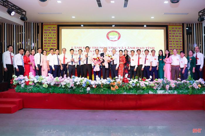 Đại biểu tặng hoa chúc mừng Ban Chấp hành Hội Khuyến học tỉnh khóa VI, nhiệm kỳ 2026 - 2031.