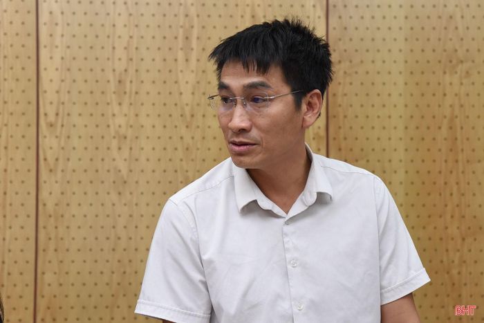 Tại cuộc họp, các thành viên hội đồng cho ý kiến về dự án “Ứng dụng tiến bộ khoa học và công nghệ xây dựng mô hình chọn con giống và nuôi trai nước ngọt lấy ngọc tại TP Hà Tĩnh”.