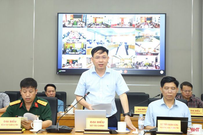 Phó Giám đốc Sở Tài chính Nguyễn Đức Thắng báo cáo tình hình phát triển kinh tế - xã hội những tháng đầu năm.