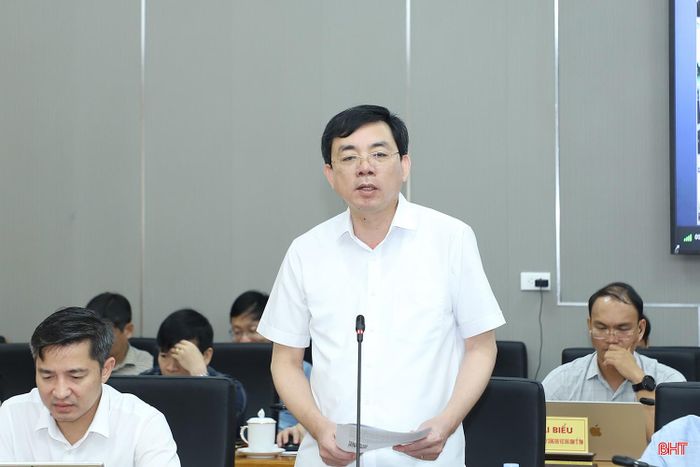 Giám đốc Sở Xây dựng Đặng Văn Thành báo cáo một số nội dung liên quan đến công tác quy hoạch.