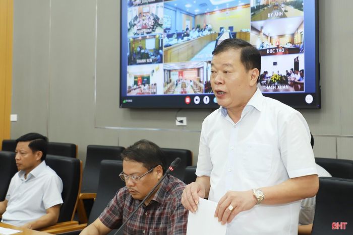 Ông Trương Quang Long- Trưởng Thuế tỉnh Hà Tĩnh báo cáo tình hình thu ngân sách nội địa những tháng đầu năm.