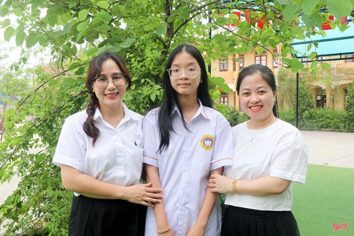 Đại diện Ban Giám hiệu nhà trường chia vui cùng mẹ con Diệp Ngân.