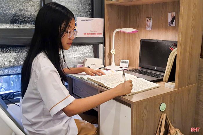 Từ nhỏ, Diệp Ngân đã luôn có ý thức tự giác rất cao trong học tập.