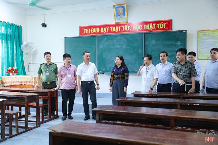 Đoàn công tác kiểm tra cơ sở vật chất tại điểm thi Trường THPT Chuyên Hà Tĩnh.