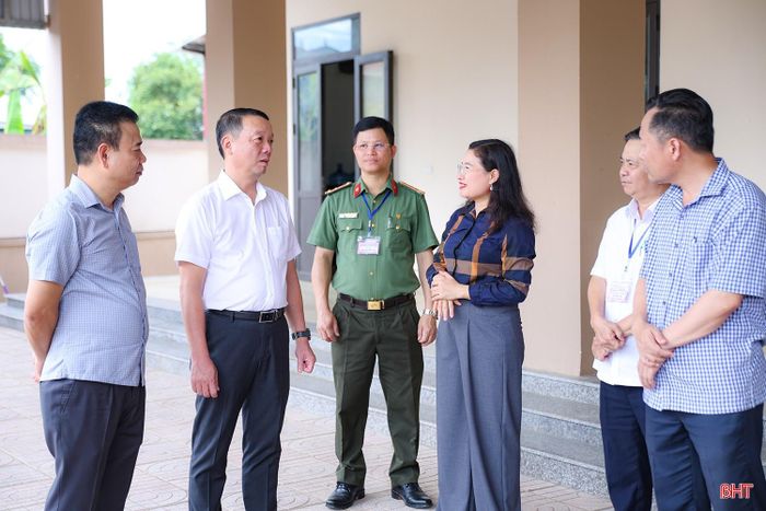 Chủ tịch UBND tỉnh Phan Thiên Định kiểm tra tại khu vực in sao đề thi.