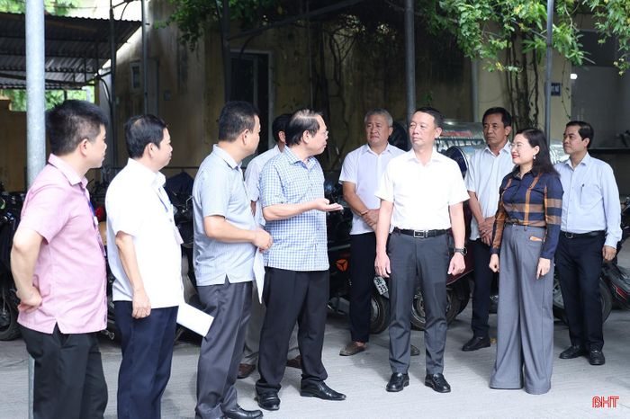 Đoàn công tác kiểm tra tại điểm thi Trường THPT Lý Tự Trọng.