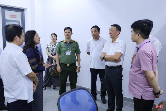Đoàn công tác kiểm tra điểm thi Trường THPT Phan Đình Phùng.