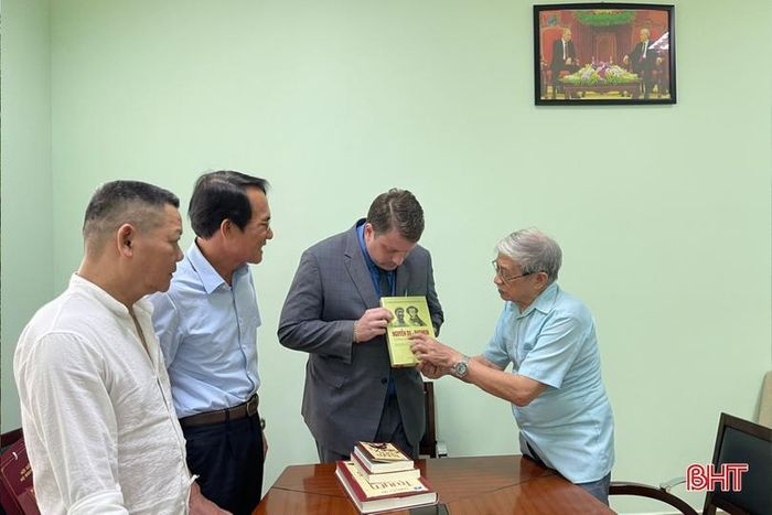 Các đại biểu giới thiệu ấn phẩm về Nguyễn Du và Pushkin, hướng tới giao lưu di sản văn hóa Việt – Nga.