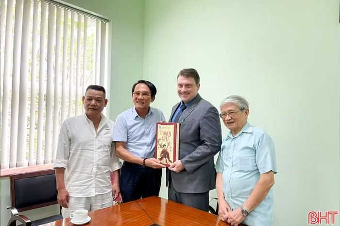 Đại diện họ Nguyễn Tiên Điền trao tặng ấn phẩm Truyện Kiều cho Trung tâm Khoa học và Văn hóa Nga.