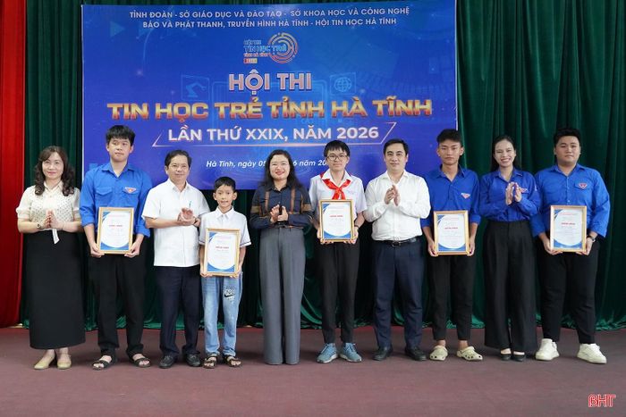 Phó Chủ tịch UBND tỉnh Nguyễn Thị Nguyệt cùng lãnh đạo các đơn vị trao giải Nhất cho thí sinh.