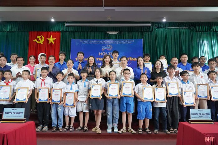 Đại biểu cùng Ban Tổ chức chụp hình lưu niệm với các thí sinh đạt giải.