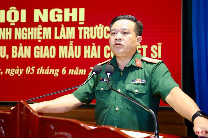 Đại tá Nguyễn Hà - Phó Chủ nhiệm Chính trị, Bộ CHQS tỉnh báo cáo một số nội dung tại hội nghị.