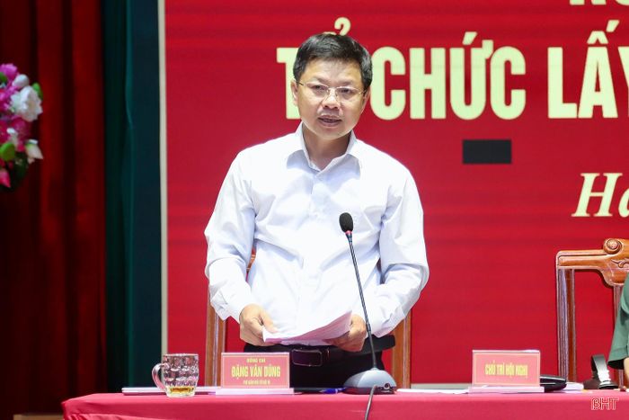 Phó Giám đốc Sở Nội vụ Đặng Văn Dũng làm rõ thêm một số nội dung tại hội nghị.