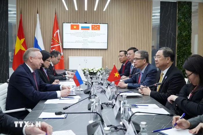 Phó Thủ tướng Thường trực Phạm Gia Túc gặp Thống đốc St.Petersburg Alexander Beglov. (Ảnh: Tâm Hằng/TTXVN)