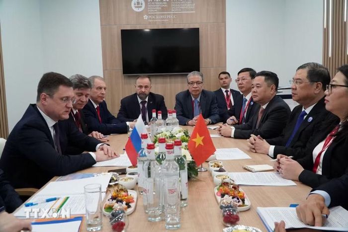 Phó Thủ tướng thường trực Phạm Gia Túc làm việc với Phó Thủ tướng Nga Alexander Novak. (Ảnh: Tâm Hằng/TTXVN)