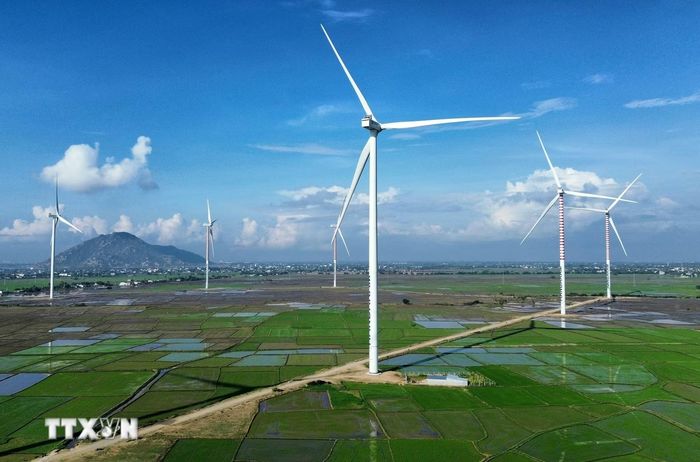  Tỉnh Ninh Thuận đang đẩy mạnh phát triển năng lượng tái tạo gắn với bảo vệ môi trường, ứng phó biến đổi khí hậu. (Ảnh: Nguyễn Thành/TTXVN) 
