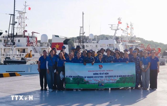  Tuổi trẻ Hải đội 401 phối hợp với Đoàn Đặc khu Phú Quốc ra quân “Ngày thứ 7 tình nguyện” tổng dọn vệ sinh môi trường biển. (Ảnh: TTXVN phát) 