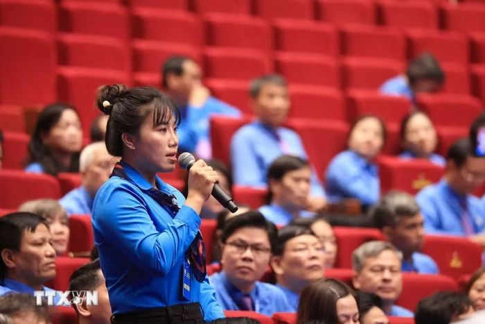 Đồng chí Nguyễn Thị Mai Chi, Chủ tịch Công đoàn cơ sở Công ty trách nhiệm hữu hạn, NewApparel Far Eastern, Liên đoàn Lao động Đồng Nai phát biểu về Tiền lương đủ sống và phúc lợi tốt hơn để người lao động yên tâm cống hiến. (Ảnh: Tuấn Anh/TTXVN)