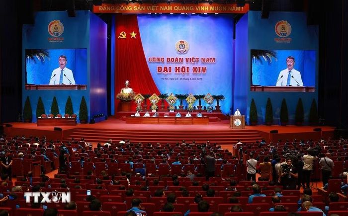 Thủ tướng Lê Minh Hưng phát biểu trao đổi, thảo luận với đại biểu dự Đại hội XIV Công đoàn Việt Nam. (Ảnh: Dương Giang/TTXVN)