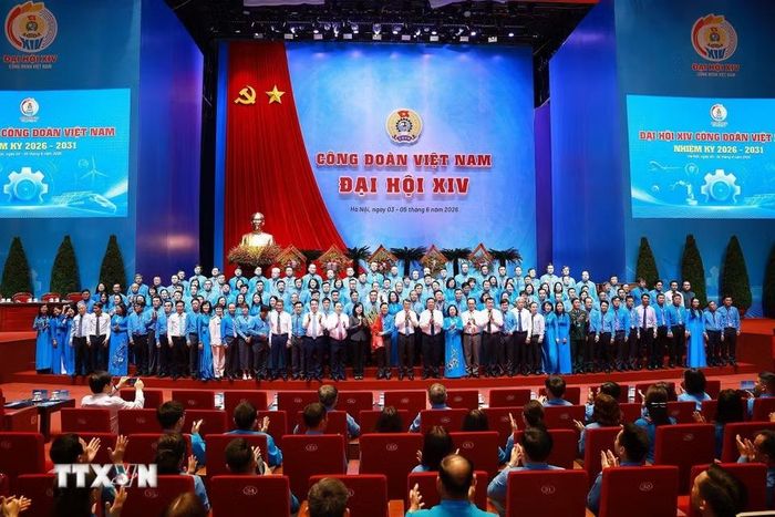 Thủ tướng Chính phủ Lê Minh Hưng tặng hoa chúc mừng Ban Chấp hành Tổng Liên đoàn Lao động Việt Nam khóa XIV. (Ảnh: Dương Giang/TTXVN) 
