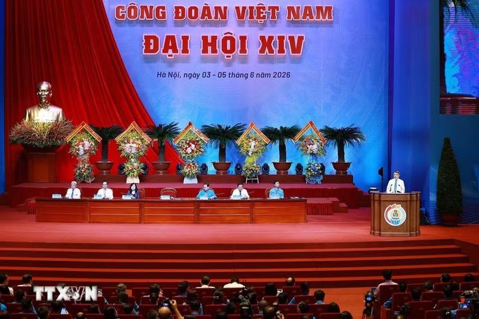 Thủ tướng Lê Minh Hưng phát biểu trao đổi, thảo luận với đại biểu dự Đại hội XIV Công đoàn Việt Nam. (Ảnh: Dương Giang/TTXVN)