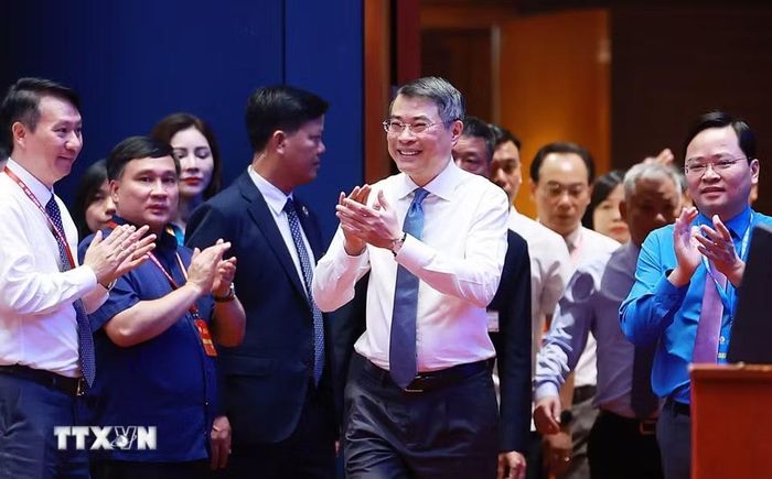 Thủ tướng Chính phủ Lê Minh Hưng đến dự phiên trao đổi, thảo luận với các đại biểu dự Đại hội Công đoàn Việt Nam. (Ảnh: Dương Giang/TTXVN)