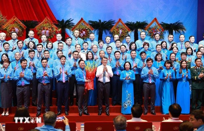 Thủ tướng Chính phủ Lê Minh Hưng tặng hoa chúc mừng Ban Chấp hành Tổng Liên đoàn Lao động Việt Nam khóa XIV. (Ảnh: Dương Giang/TTXVN)