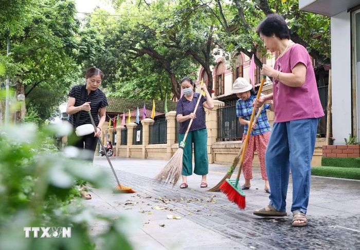 Người dân tổng vệ sinh, dọn dẹp môi trường. (Ảnh: Khánh Hòa/TTXVN)