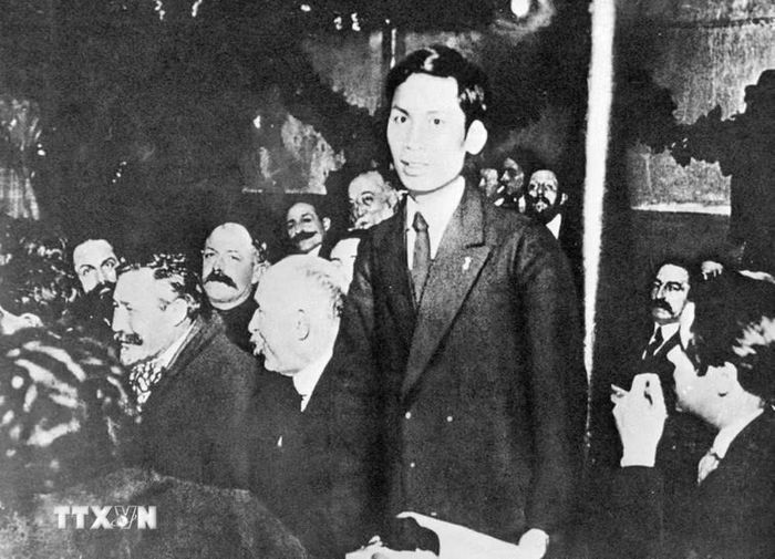 Từ ngày 25 - 30/12/1920, chàng thanh niên yêu nước Nguyễn Ái Quốc (tên của Chủ tịch Hồ Chí Minh trong thời gian hoạt động cách mạng ở Pháp) tham dự Đại hội lần thứ 18 Đảng Xã hội Pháp ở thành phố Tours với tư cách đại biểu Đông Dương. Nguyễn Ái Quốc ủng hộ Luận cương của Lê-nin về vấn đề dân tộc và thuộc địa; tán thành việc thành lập Đảng Cộng sản Pháp và trở thành một trong những người sáng lập Đảng Cộng sản Pháp, và cũng là người Cộng sản đầu tiên của dân tộc Việt Nam. (Ảnh: Tư liệu TTXVN)