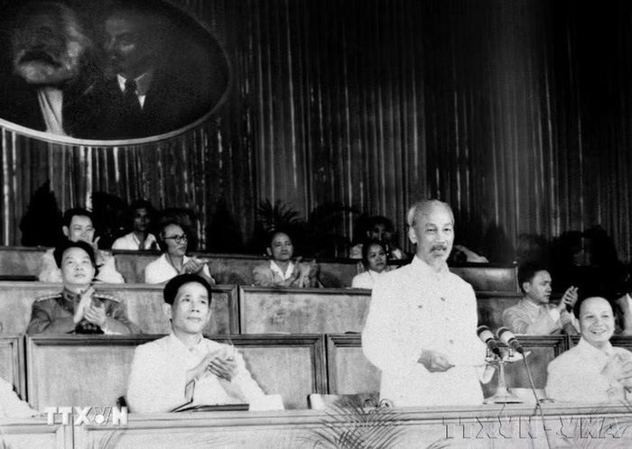 Đại hội đại biểu Đảng Cộng sản Việt Nam lần thứ III được tổ chức từ ngày 5 -10/9/1960 tại Hà Nội, quyết định đường lối cách mạng XHCN và xây dựng CHXH ở miền Bắc, đấu tranh giải phóng miền Nam, thống nhất đất nước. Đồng chí Lê Duẩn được bầu giữ chức Bí thư thứ nhất Ban Chấp hành Trung ương Đảng. Trong ảnh: Chủ tịch Hồ Chí Minh phát biểu tại Đại hội III của Đảng. (Ảnh: TTXVN)