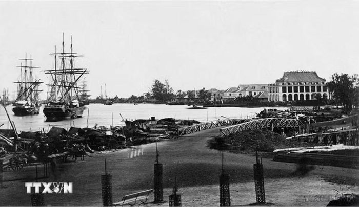 Bến Nhà Rồng (Sài Gòn) đầu thế kỷ XX. Từ nơi này, ngày 5/6/1911, người thanh niên yêu nước Nguyễn Tất Thành đã rời Tổ quốc trên con tàu Đô đốc Latouche-Tréville để thực hiện hoài bão giải phóng nước nhà khỏi ách nô lệ của thực dân, đế quốc. (Ảnh: Tư liệu TTXVN)