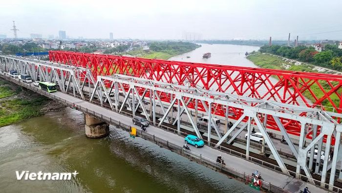 Cầu Đuống được thiết kế theo dạng cầu thép dàn, một loại kiến trúc phổ biến vào đầu thế kỷ XX. Cầu có chiều dài hơn 600m, gồm nhiều nhịp thép được ghép nối bằng hệ thống dàn tam giác chắc chắn. (Ảnh: Hoài Nam/Vietnam+)
