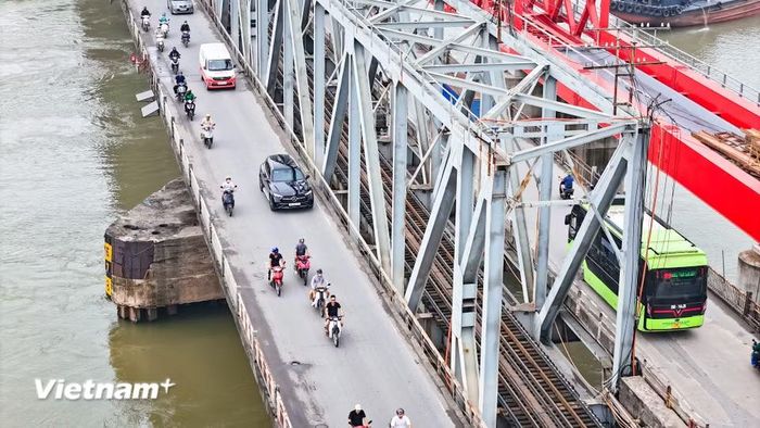 Trước khi có cầu, người dân phải di chuyển bằng phà hoặc thuyền, vừa mất thời gian, vừa nguy hiểm. Vì vậy, sự ra đời của cầu Đuống đã mở ra một bước ngoặt lớn trong phát triển kinh tế – xã hội khu vực. (Ảnh: Hoài Nam/Vietnam+)