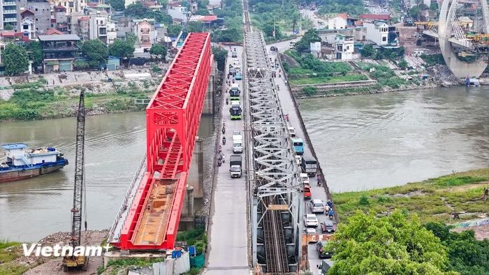 Cùng với đó, cầu Đuống đường sắt mới được xây dựng về phía thượng lưu phục vụ riêng cho ngành đường sắt. (Ảnh: Hoài Nam/Vietnam+)