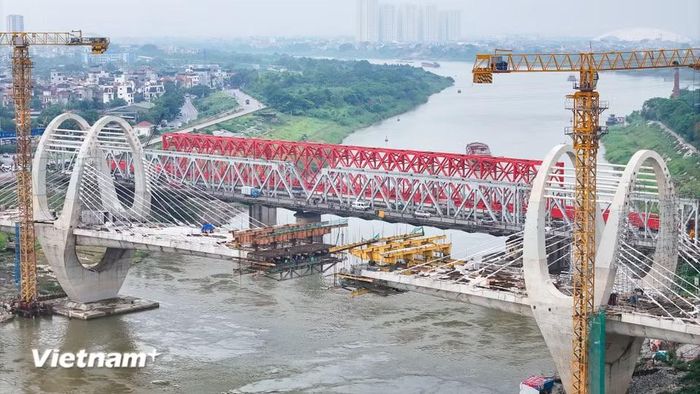 Cầu Đuống đường bộ mới được xây dựng về phía hạ lưu cách cầu cũ khoảng 100m, nhằm mở rộng năng lực lưu thông cho xe máy, ôtô. (Ảnh: Hoài Nam/Vietnam+)