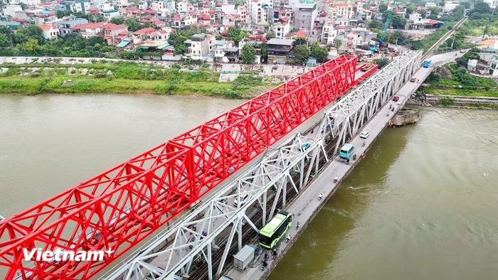 Cầu Đuống ban đầu được người Pháp xây dựng và khánh thành vào năm 1902. Trong chiến tranh, cầu bị bom đánh sập và sau đó được xây dựng lại tại vị trí cũ, thông xe vào năm 1981. (Ảnh: Hoài Nam/Vietnam+)