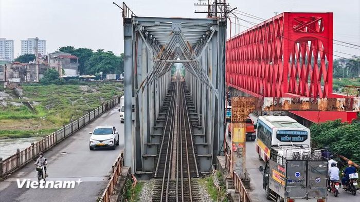 Đây là một trong số ít những cây cầu còn lại ở Hà Nội có thiết kế đi chung giữa đường bộ và đường sắt (tuyến đường sắt Hà Nội - Đồng Đăng nằm ở chính giữa, hai bên dành cho phương tiện giao thông đường bộ). (Ảnh: Hoài Nam/Vietnam+)