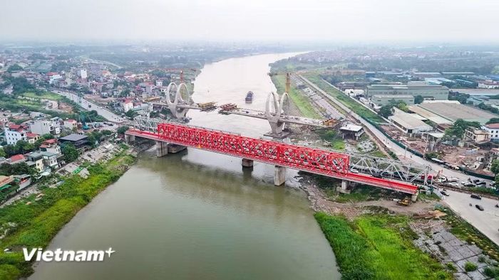 Vào tháng 9/2026, Hà Nội dự kiến chính thức tháo dỡ cầu Đuống cũ sau khi công trình thay thế được đưa vào khai thác. Việc phá dỡ cây cầu hơn 120 năm tuổi này nhằm khơi thông nút thắt giao thông thủy và hoàn thiện hạ tầng kết nối khu vực phía Đông Bắc Thủ đô. (Ảnh: Hoài Nam/Vietnam+)