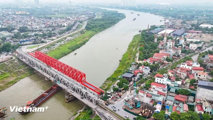 Do đã vận hành nhiều thập kỷ, áp lực giao thông ngày càng tăng cao cùng với sự xuất hiện của nhiều xe tải trọng lớn, cầu Đuống cũ đã rơi vào tình trạng xuống cấp. (Ảnh: Hoài Nam/Vietnam+)