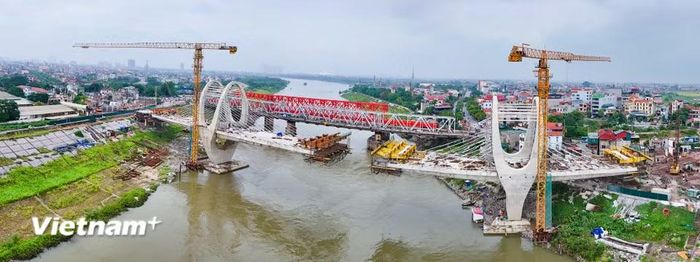 Để giải quyết triệt để bài toán giao thông và logistics, Bộ Giao thông vận tải đã triển khai Dự án nâng cấp tuyến vận tải thủy dòng sông Đuống (xây mới cầu Đuống) với quy mô tách làm hai cây cầu riêng biệt thay thế cho cầu cũ (Ảnh: Hoài Nam/Vietnam+)
