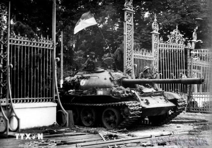 11h30 phút ngày 30/4/1975, xe tăng quân Giải phóng băng qua cánh cổng sắt, đánh chiếm Phủ Tổng thống ngụy Sài Gòn, sào huyệt cuối cùng của quân địch, kết thúc oanh liệt cuộc trường chinh 30 năm chống ngoại xâm của dân tộc. Quân và dân ta đã thực hiện trọn vẹn tâm nguyện của Chủ tịch Hồ Chí Minh “Đánh cho Mỹ cút, đánh cho Ngụy nhào”, giải phóng hoàn toàn miền Nam, thống nhất đất nước. (Ảnh: Mai Hưởng-TTXVN)