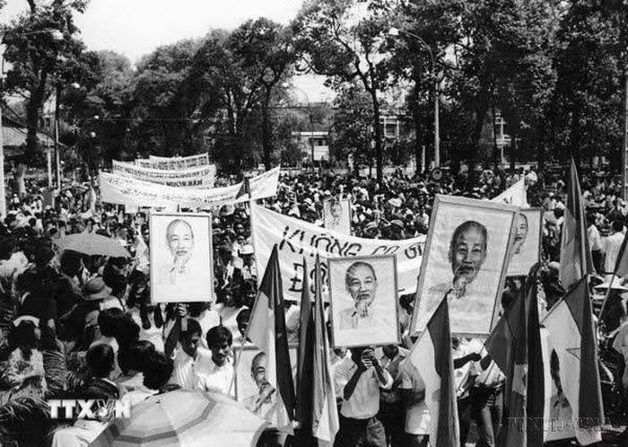 Sáng 15/5/1975, hàng triệu nhân dân Sài Gòn – Gia Định đổ về quảng trường trước trụ sở Ủy ban quân quản thành phố để dự Lễ mừng chiến thắng lịch sử Giải phóng miền Nam, thống nhất đất nước. (Ảnh: TTXVN)