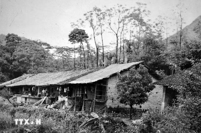 Nhà của ông Hứa Gia Khởi, làng Nặm Quang (Trung Quốc), nơi Bác Hồ đã ở trong thời gian mở lớp huấn luyện chính trị cho các cán bộ Việt Nam (12/1940). (Ảnh: Tư liệu/TTXVN phát)