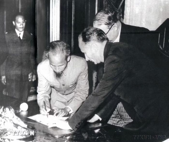 Ngày 14/9/1946, tại Paris, Chủ tịch Hồ Chí Minh ký với Pháp bản Tạm ước, tiếp tục nhượng bộ một số quyền lợi kinh tế, văn hóa ở Việt Nam để có thời gian xây dựng và củng cố lực lượng, tạo thêm thời gian hòa hoãn quý báu cho chính quyền cách mạng non trẻ chuẩn bị lực lượng bước vào cuộc kháng chiến trường kỳ. (Ảnh: TTXVN)