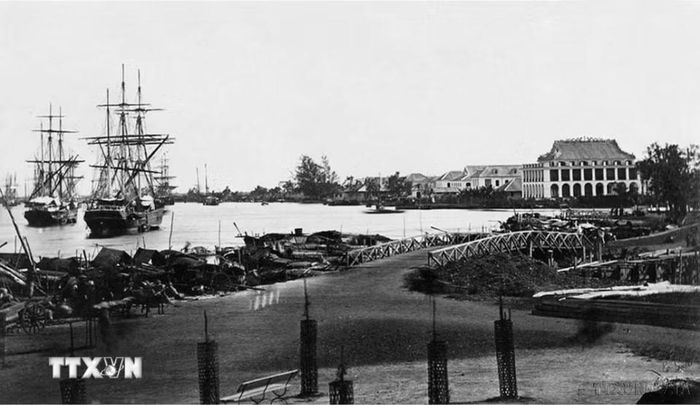 Bến Nhà Rồng (Sài Gòn) đầu thế kỷ XX. Từ nơi này, ngày 5/6/1911, người thanh niên yêu nước Nguyễn Tất Thành đã rời Tổ quốc trên con tàu Đô đốc Latouche-Tréville để thực hiện hoài bão giải phóng nước nhà khỏi ách nô lệ của thực dân, đế quốc. (Ảnh: Tư liệu TTXVN)