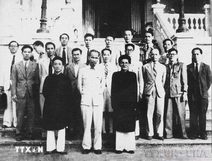Chủ tịch Hồ Chí Minh cùng các thành viên Chính phủ nước Việt Nam Dân chủ Cộng hòa do Quốc hội khóa I, kỳ họp thứ II bầu ra (3 – 9/11/1946). (Ảnh: Tư liệu TTXVN)